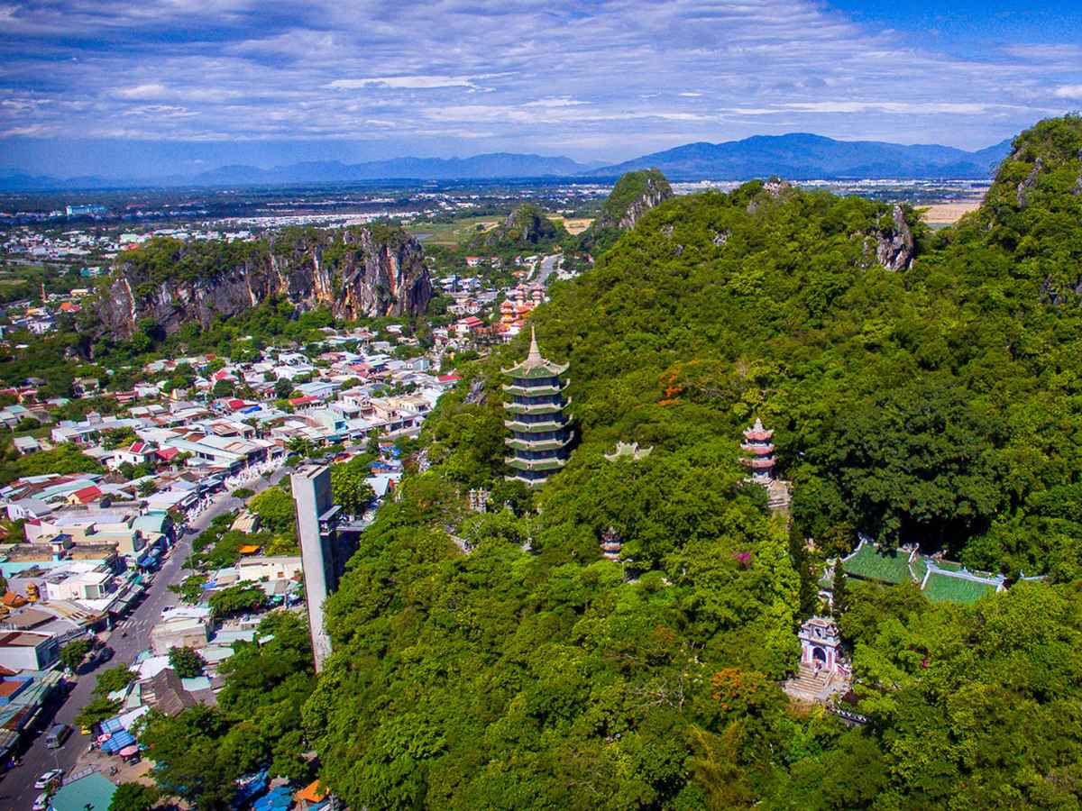 Núi Nước giữ vị trí trung tâm trong quần thể Ngũ Hành Sơn, kết nối núi đá và biển.