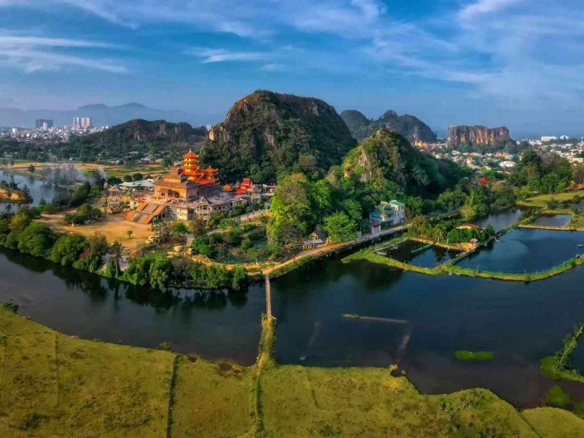 Yếu tố nước tại Núi Nước tạo chiều sâu tâm linh và cân bằng cảnh quan tự nhiên.