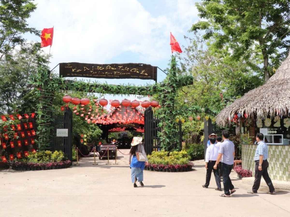 Đi bộ, đạp xe giúp quan sát rõ nhịp sống làng quê trên Cù lao Giêng.