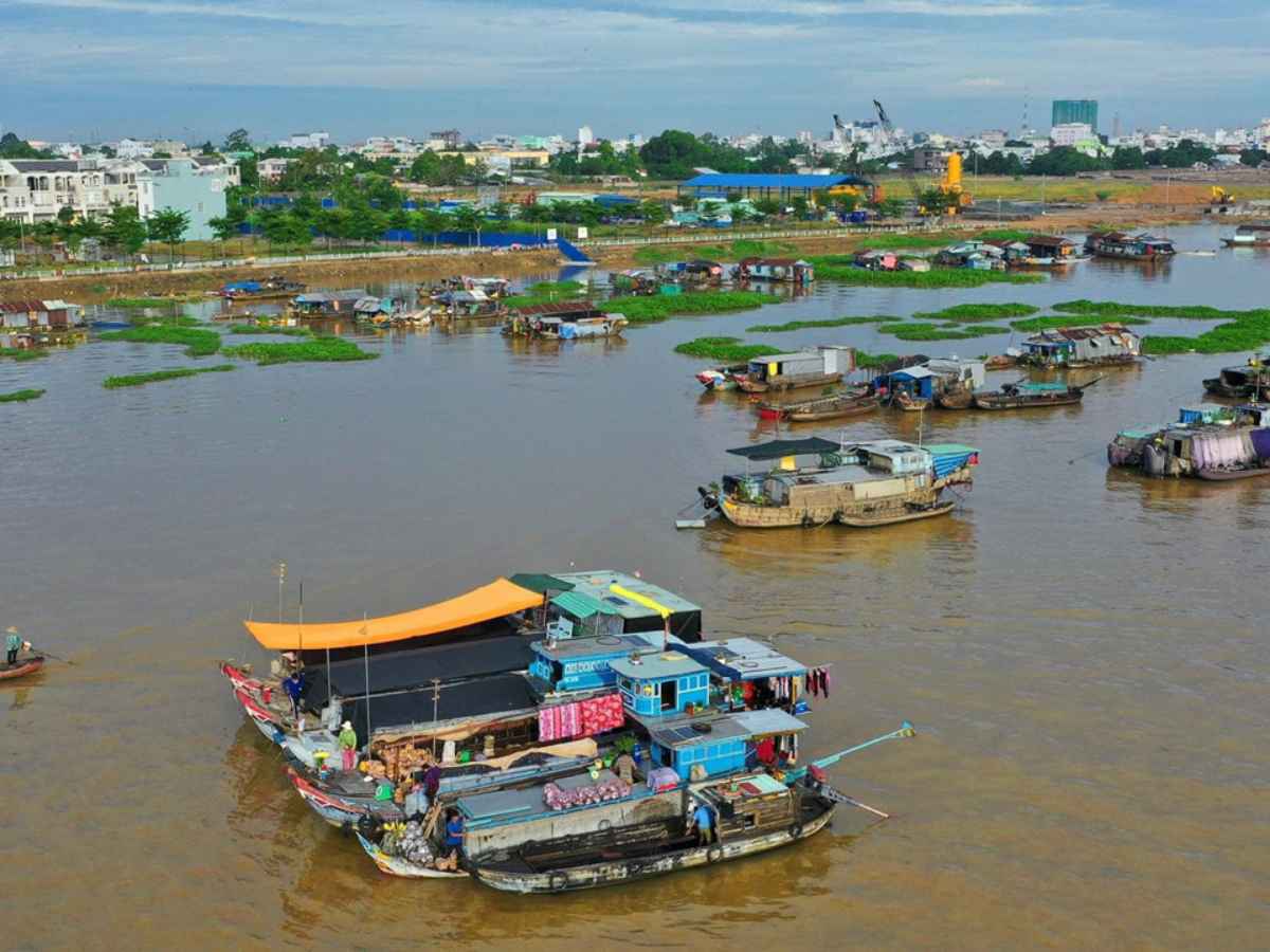 Chợ nổi Long Xuyên giữ vị trí quan trọng trong mạng lưới giao thương sông Hậu.