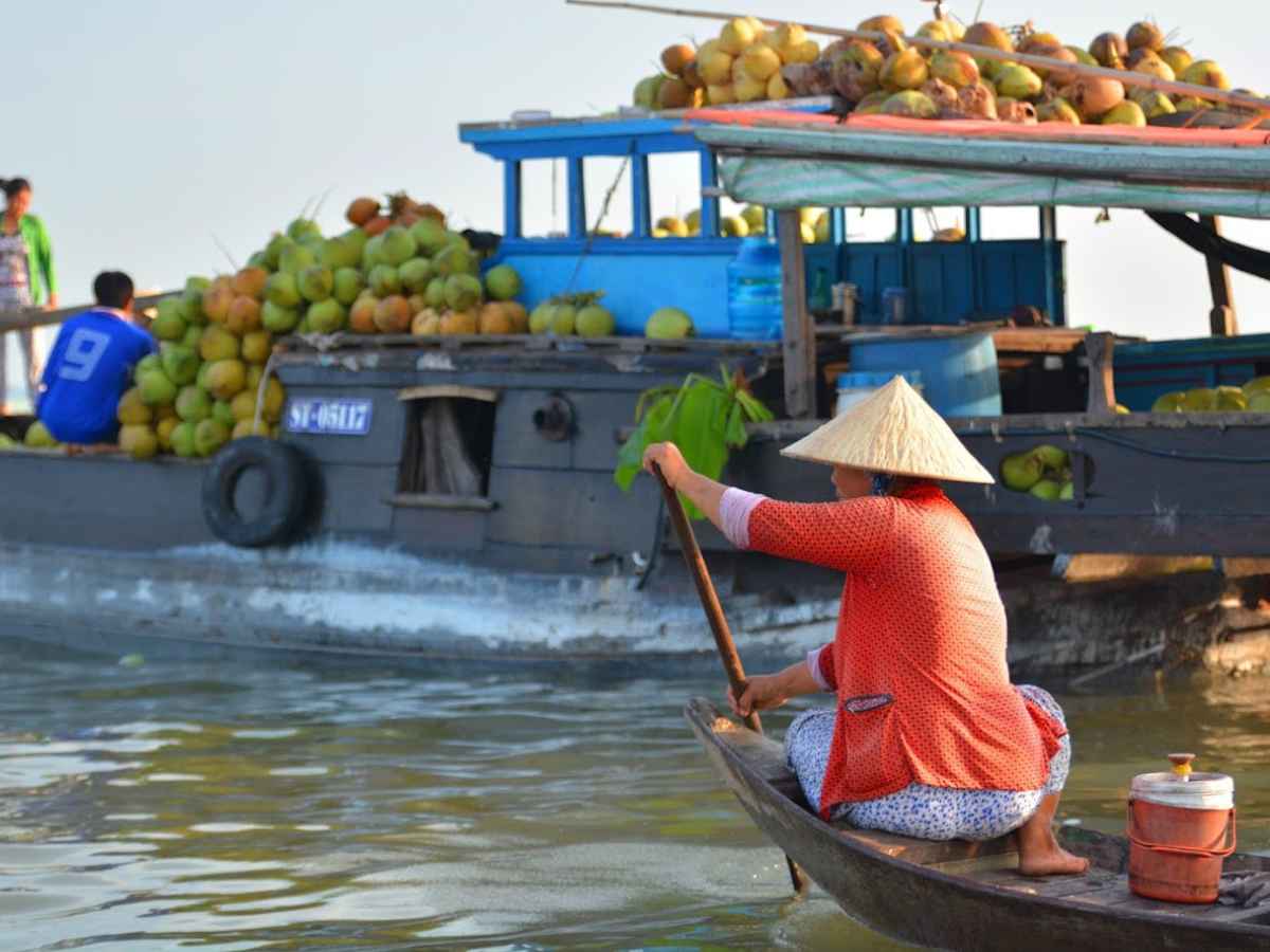 Góc nhìn từ mặt nước phản ánh rõ nhịp sống buôn bán đặc trưng chợ nổi.