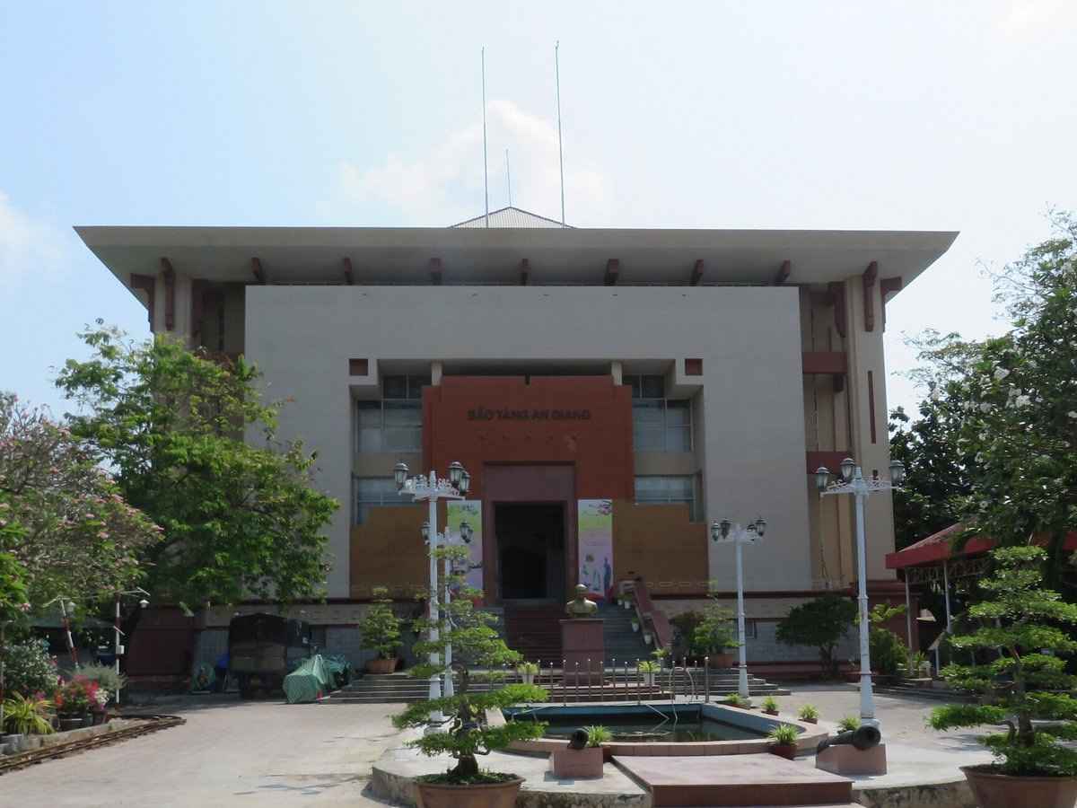 Bối cảnh Bảo tàng An Giang phản ánh không gian văn hóa, lịch sử địa phương.