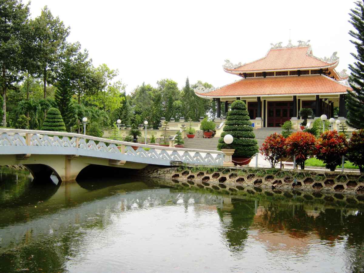 Bố cục tổng thể khu lưu niệm tạo sự mạch lạc trong hành trình tham quan.