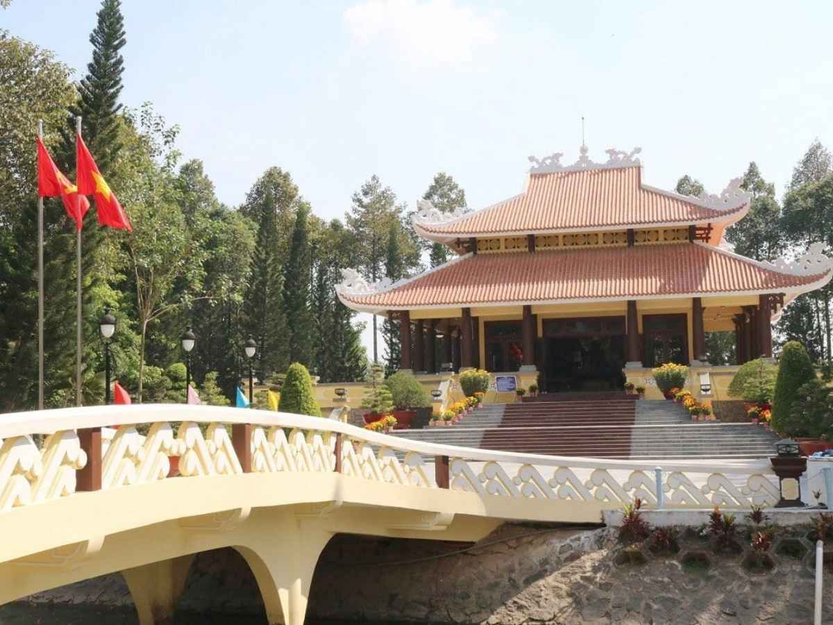Đi bộ dọc các lối nhỏ giúp du khách quan sát rõ cấu trúc làng xóm và sinh hoạt thường nhật trên cù lao.