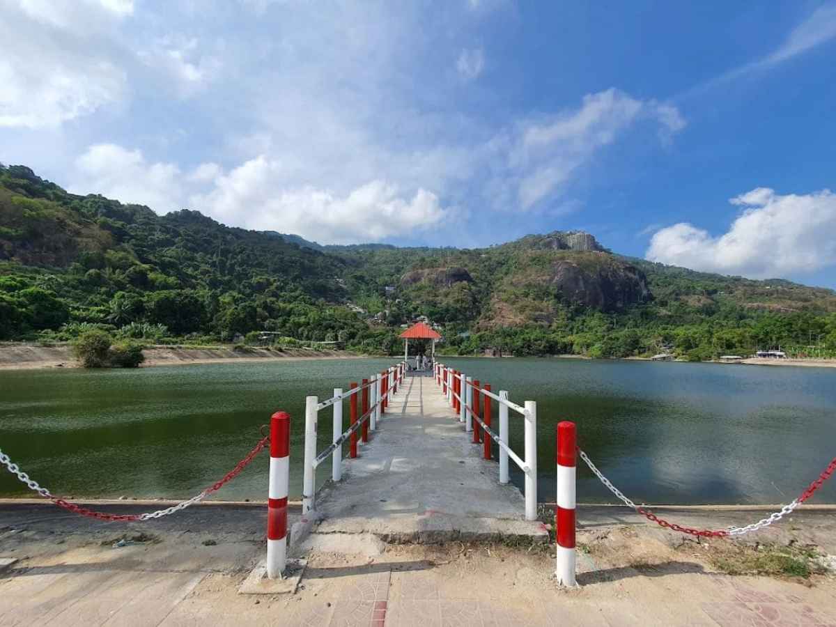 Khung cảnh hồ Soài So phù hợp cho nghỉ ngơi, ngắm cảnh và trải nghiệm thiên nhiên yên tĩnh