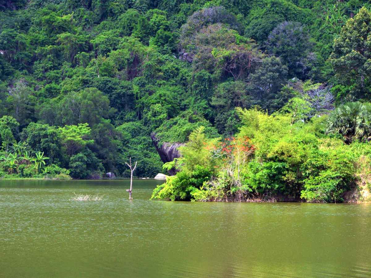 Mặt nước Hồ Ô Thum kết hợp địa hình đá núi, mang lại cảm giác yên bình và sâu lắng.