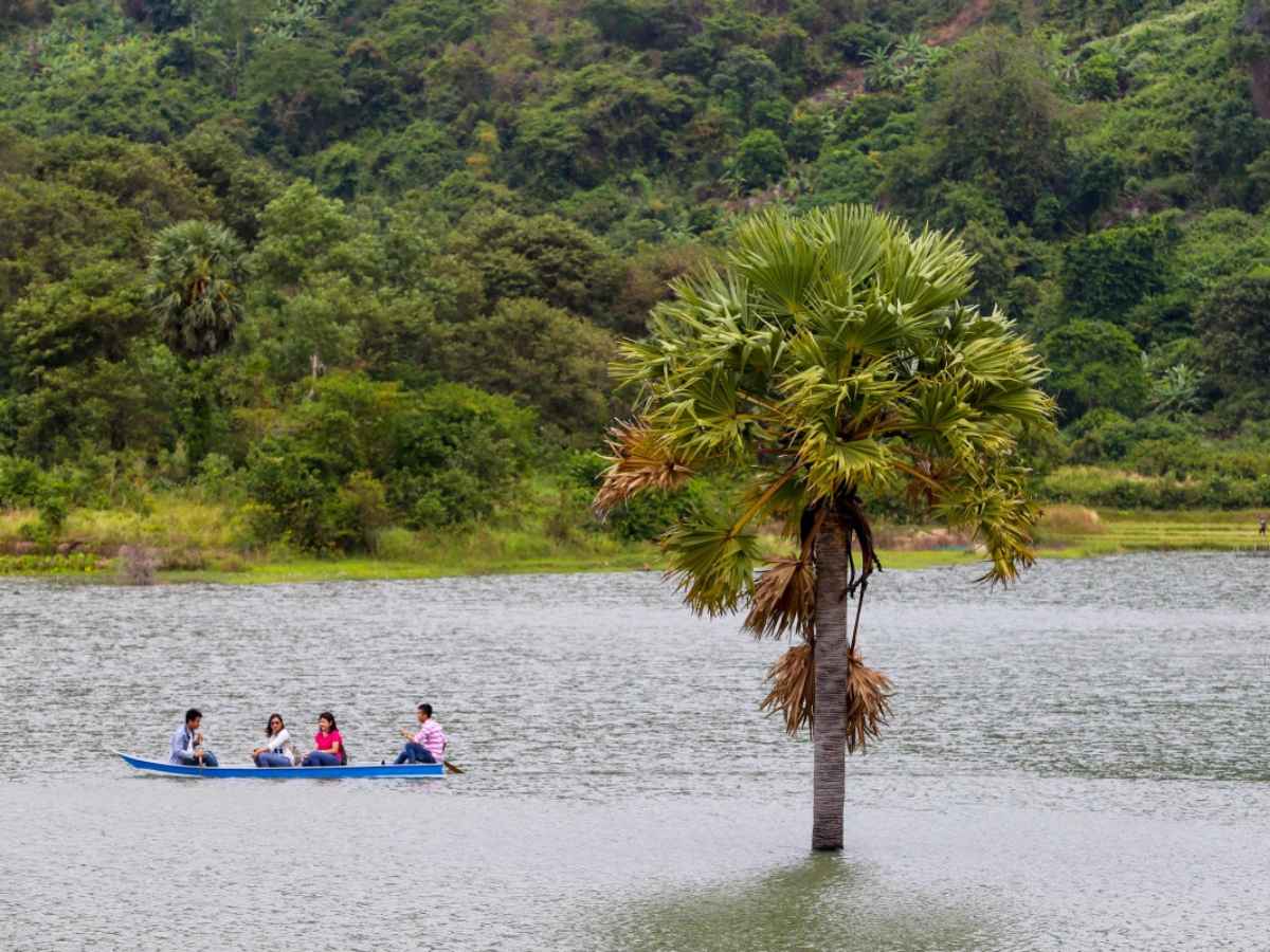 Hồ Ô Thum hiện diện giữa không gian núi đá Tri Tôn, tạo cảnh quan thiên nhiên đặc trưng.