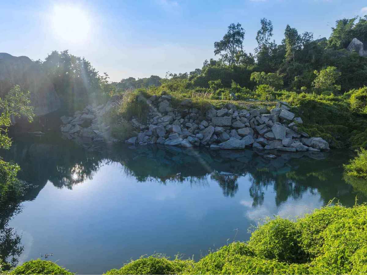 Mặt hồ phản chiếu bầu trời và cảnh núi xung quanh, tạo nên khung cảnh mở và yên tĩnh.