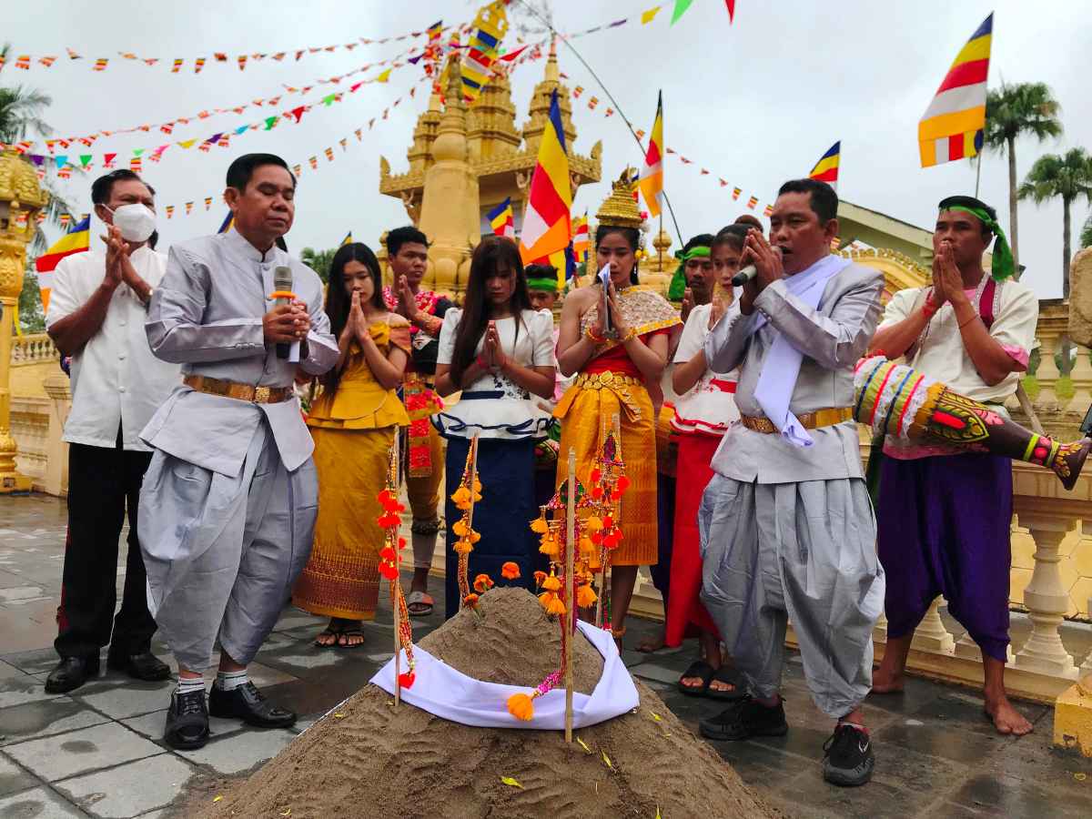 Trang phục và nghi thức thể hiện sự tôn trọng không gian văn hóa Khmer Nam Bộ.