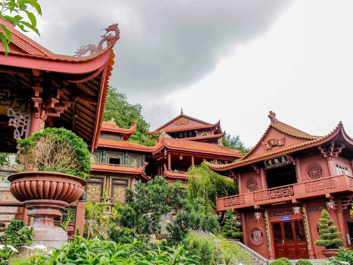 Chùa Hang mang lại không gian yên tĩnh cho du khách ghé thăm.