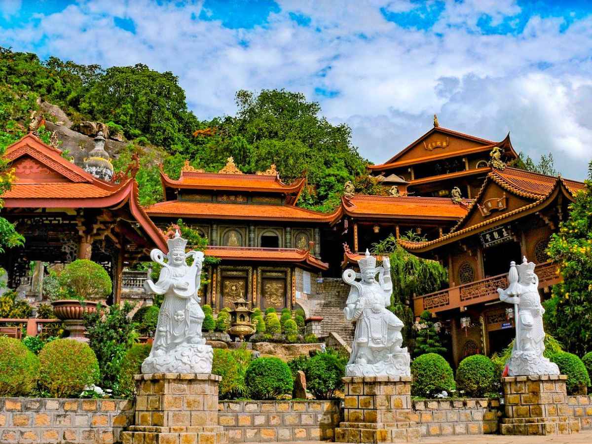 Cổng chùa được xây dựng đơn giản nhưng lại hút mắt du khách
