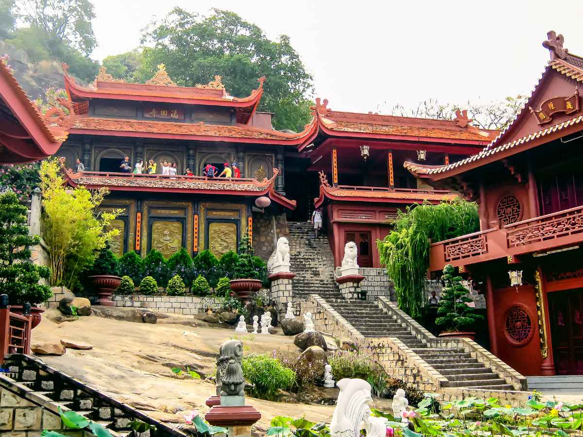 Không gian Chùa Hang hình thành gắn liền địa hình núi đá và cảnh quan tự nhiên An Giang.