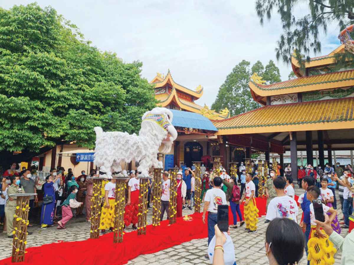 Hoạt động lễ hội và tham quan đòi hỏi thái độ tôn trọng để giữ gìn sự trang nghiêm. 