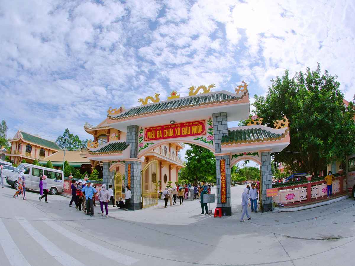 Không gian miếu tạo cảm giác gần gũi, nơi niềm tin dân gian được gìn giữ qua sinh hoạt thường nhật.