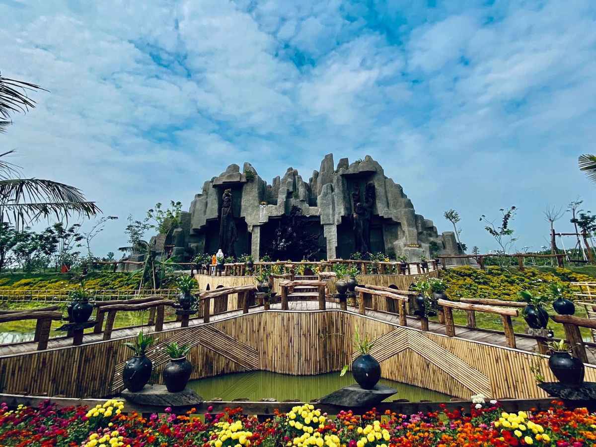Không gian ven sông và cảnh quan mở tại khu du lịch Mỹ Luông tạo cảm giác gần gũi thiên nhiên An Giang.