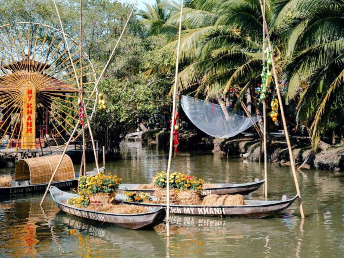 Nhịp sinh hoạt ven sông tại Mỹ Luông mang đến trải nghiệm thư giãn, chậm rãi cho du khách.