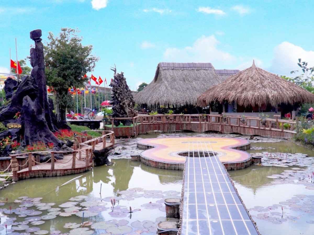 Khuôn viên ven sông Mỹ Luông được bố trí hài hòa, mở rộng tầm nhìn và lối dạo thư giãn.