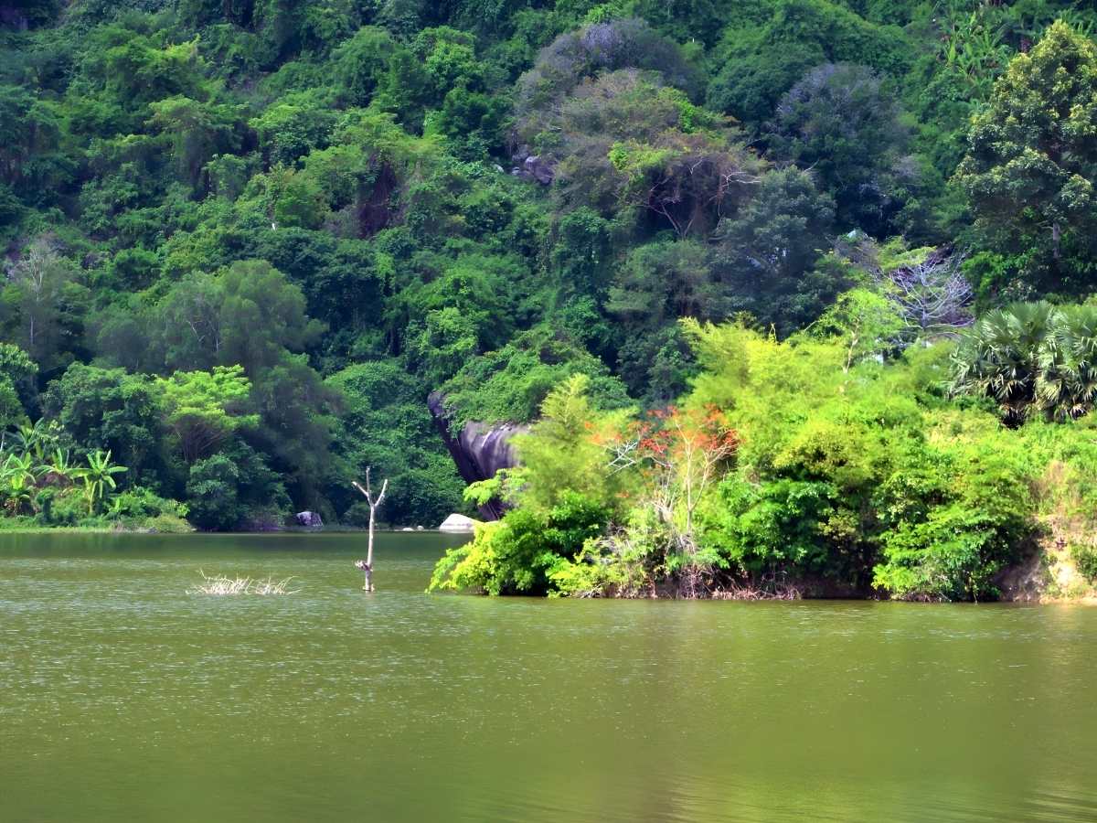 Hồ Ô Thum sở hữu mặt nước xanh đẹp và khung cảnh đồi núi bao quanh.