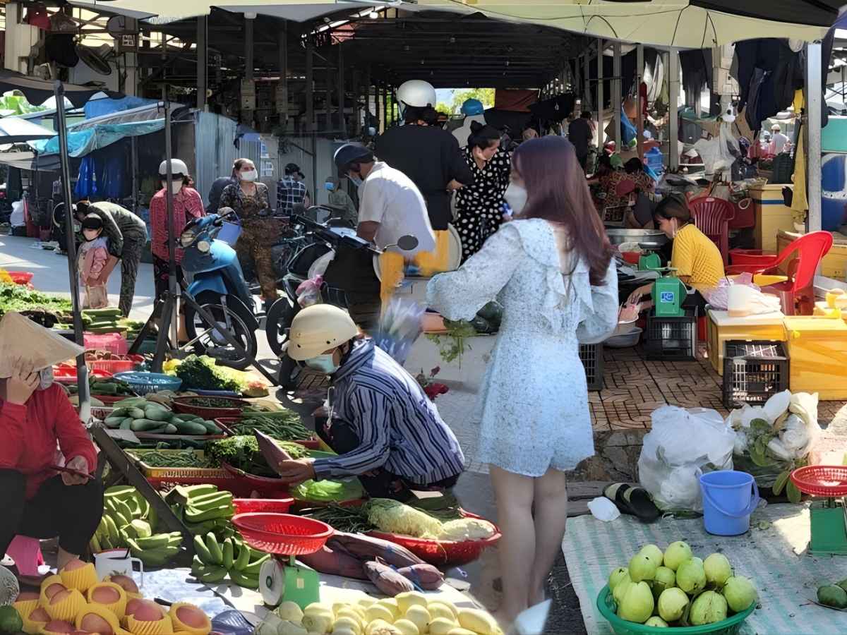 Quan sát đời sống địa phương giúp cảm nhận Thoại Sơn như một không gian sống đang vận động.