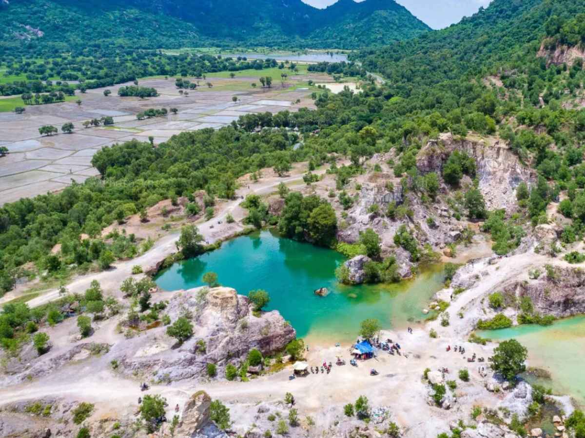 Góc nhìn từ mặt đất giúp cảm nhận rõ cấu trúc núi đá và sự giao thoa với đời sống xung quanh.