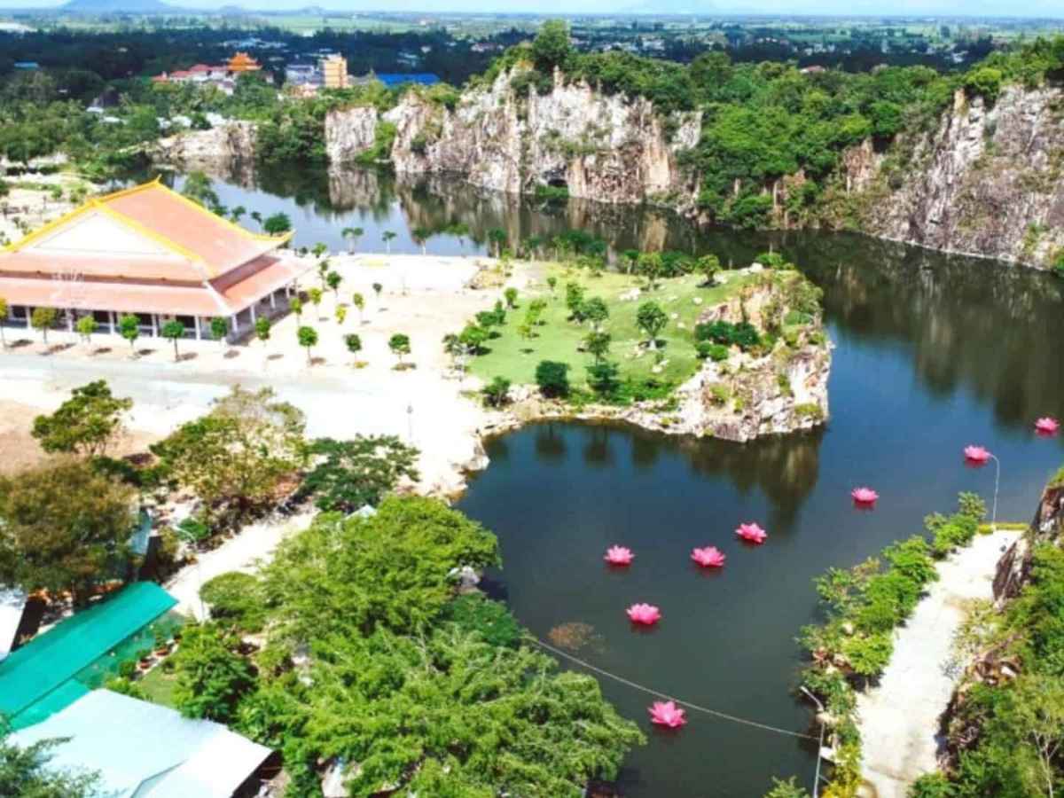 Những hồ nước và vách đá còn lại phản ánh quá trình biến đổi cảnh quan trong đô thị hóa.