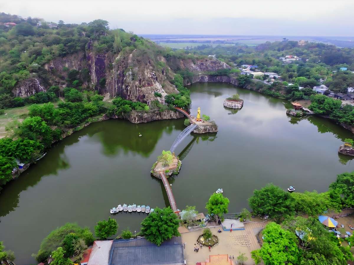 Không gian Núi Sập thể hiện rõ dấu ấn hình thành địa hình núi đá giữa vùng đồng bằng An Giang