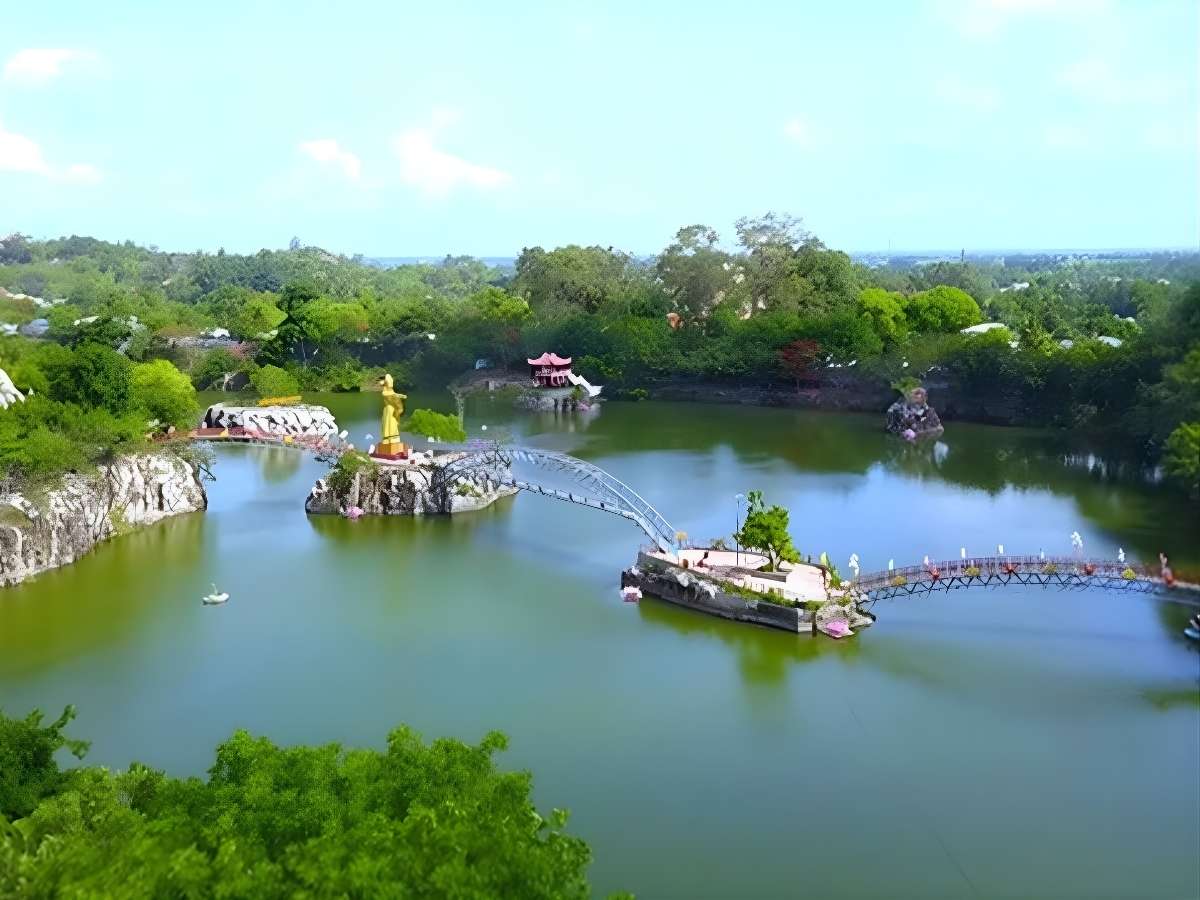 Mặt nước Hồ Ông Thoại mở ra không gian cảnh quan xanh giữa đô thị Thoại Sơn.