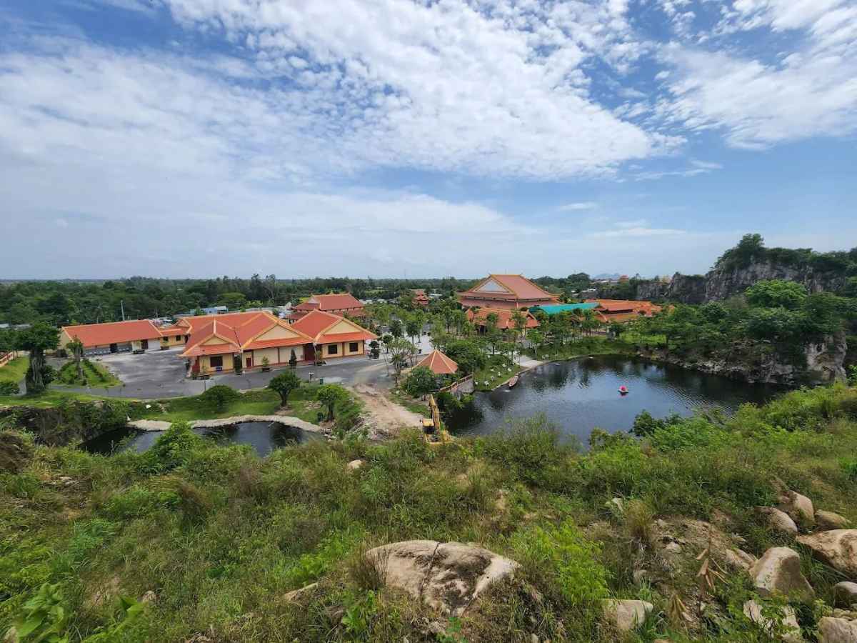 Tổng thể kiến trúc Thiền viện Trúc Lâm được tổ chức mở, hài hòa giữa công trình và thiên nhiên.