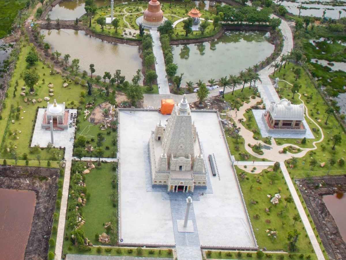 Không gian Thiền viện Trúc Lâm mang lại cảm giác tách nhịp sống ồn ào, hướng về nội tâm.