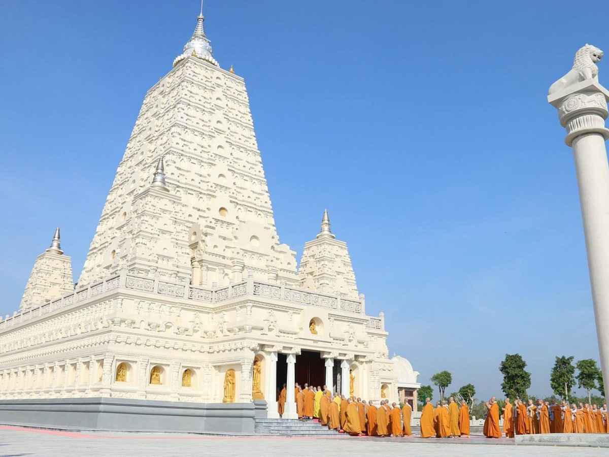 Buổi sáng và chiều muộn là thời điểm lý tưởng tham quan Thiền viện Trúc Lâm An Giang.