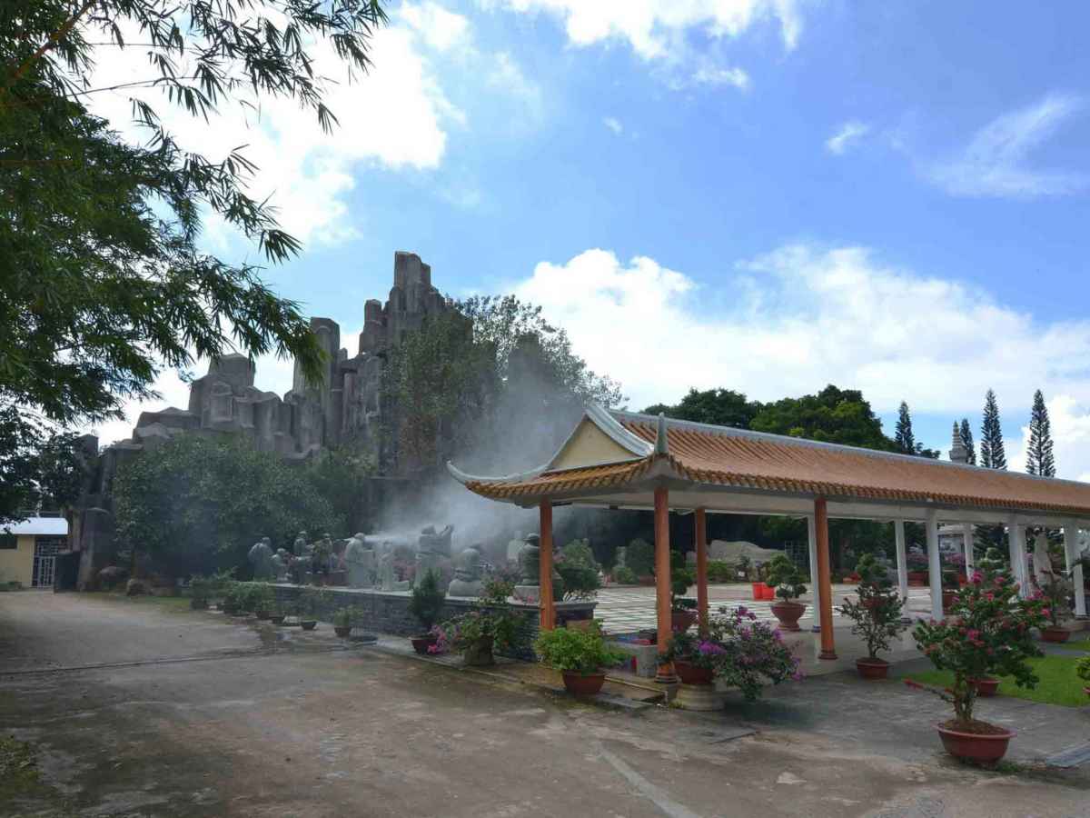 Không gian chùa mang lại cảm giác tách biệt, yên tĩnh so với khu dân cư bên dưới. 
