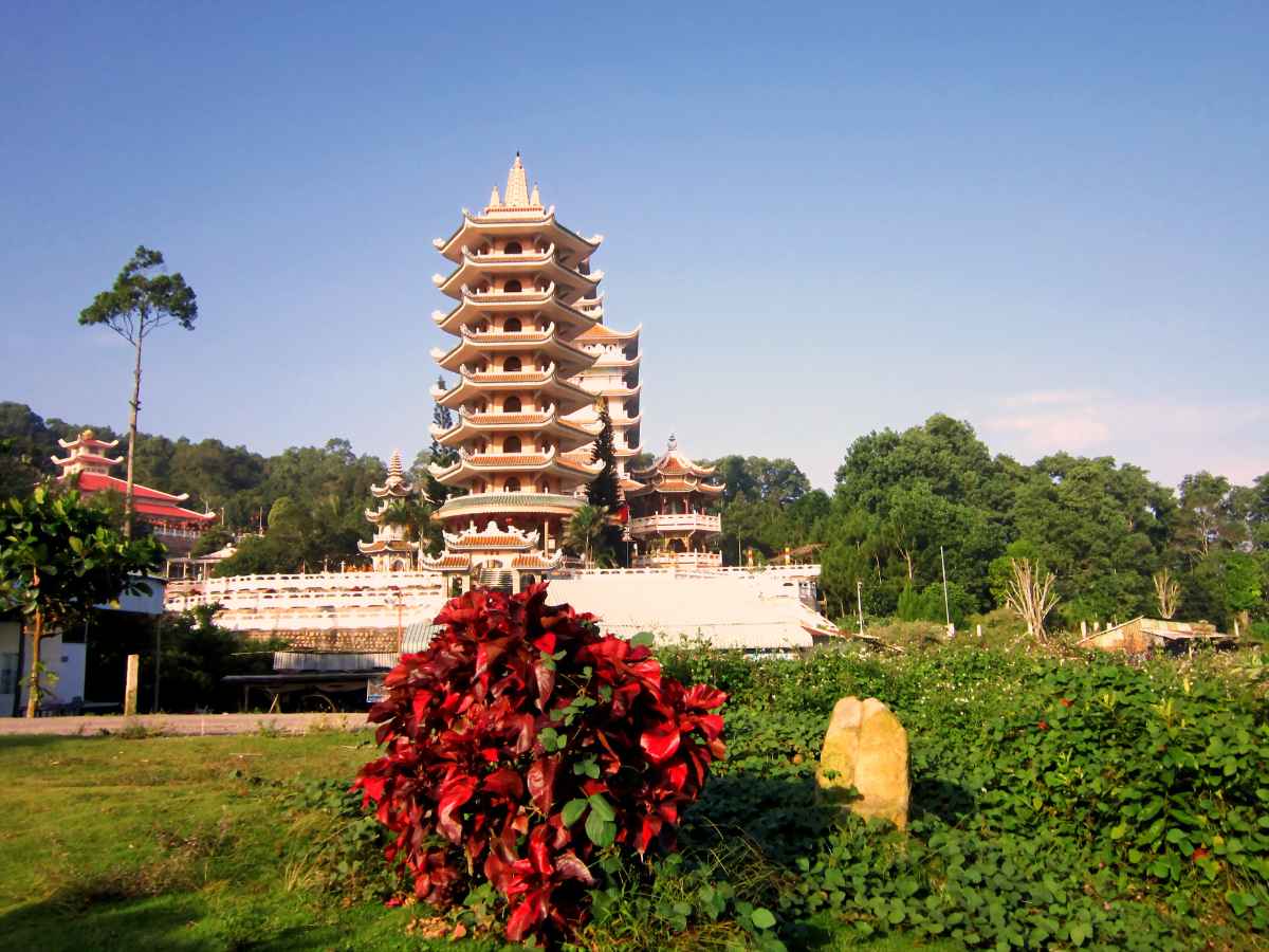Thời điểm sáng sớm giúp tham quan Chùa Vạn Linh trọn vẹn trong không khí mát lành.