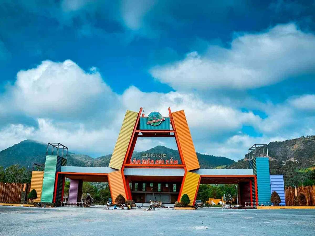 Trục giao thông dẫn lên Núi Cấm kết nối thuận tiện Châu Đốc với khu vực tâm linh.