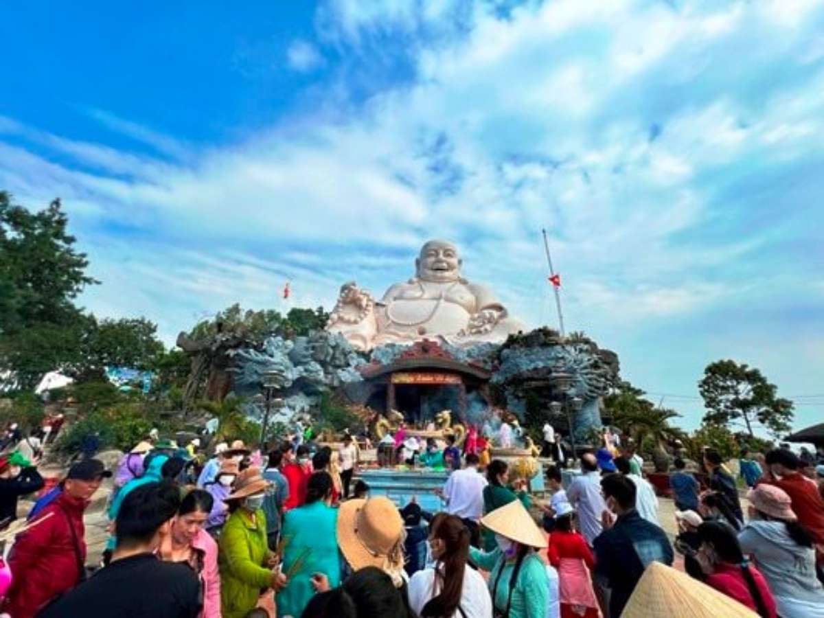 Khung cảnh Núi Cấm lý tưởng tham quan vào mùa khô với thời tiết ổn định.