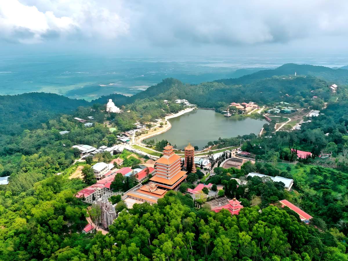 Quần thể chùa chiền trên Núi Cấm phân bố hài hòa theo sườn núi và rừng xanh.