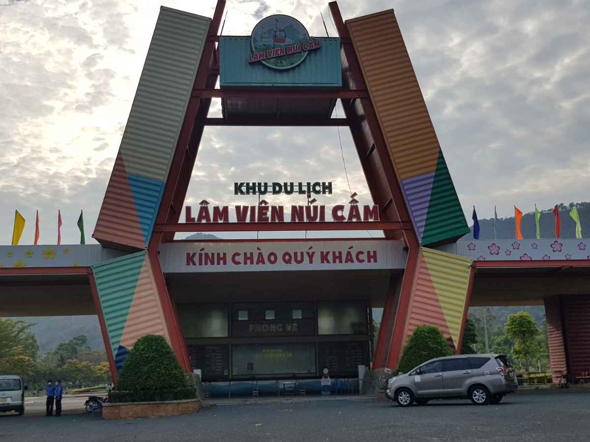 Lâm viên Núi Cấm góp phần định hình Núi Cấm như điểm đến du lịch sinh thái và nghỉ dưỡng.