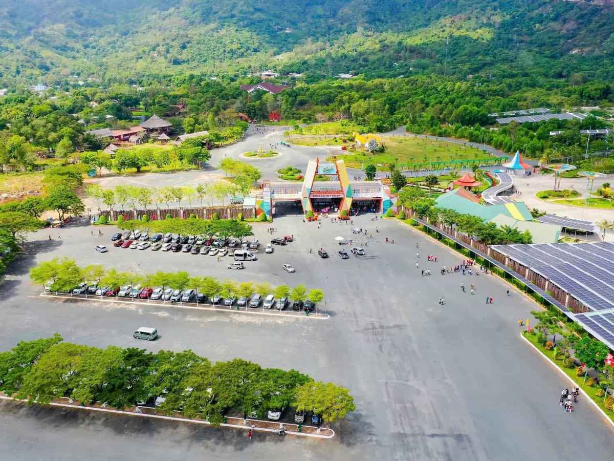 Lâm viên Núi Cấm đóng vai trò điểm dừng chân lý tưởng giữa các điểm tham quan Núi Cấm.