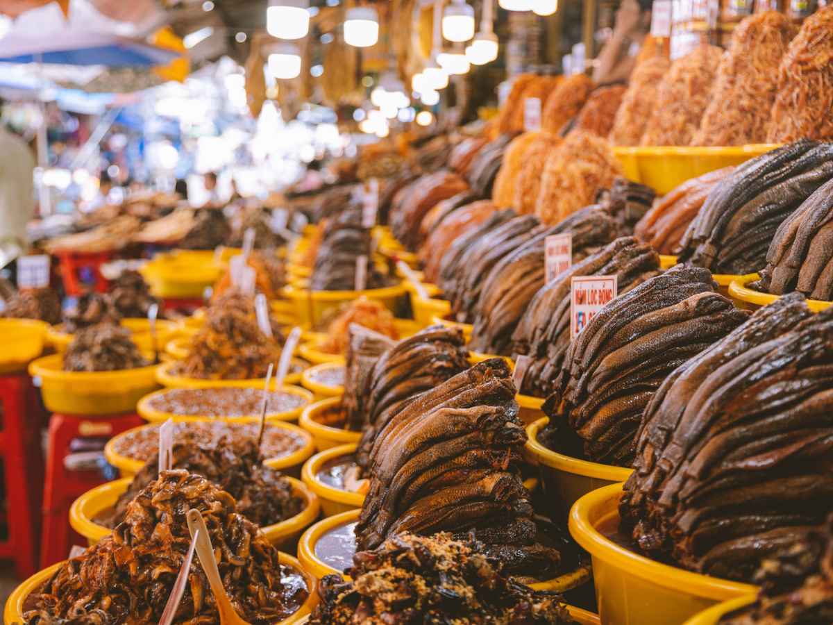 Không gian ẩm thực đường phố Chợ đêm Châu Đốc phản ánh rõ hương vị An Giang.