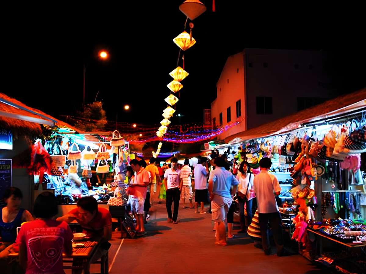 Chợ đêm Châu Đốc là điểm dừng chân thư giãn sau hành hương và tham quan.