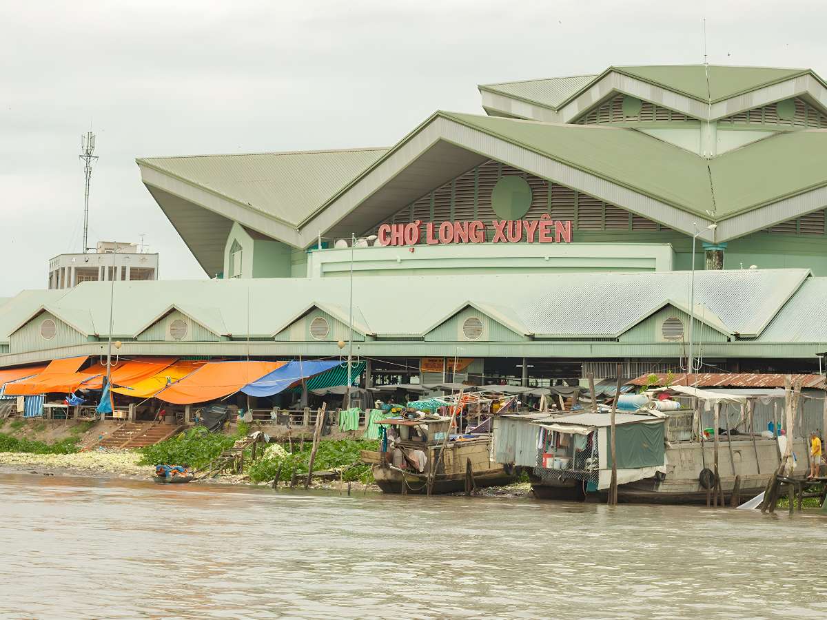 Chợ đêm Long Xuyên giữ vai trò trung tâm mua sắm và sinh hoạt về đêm của đô thị.