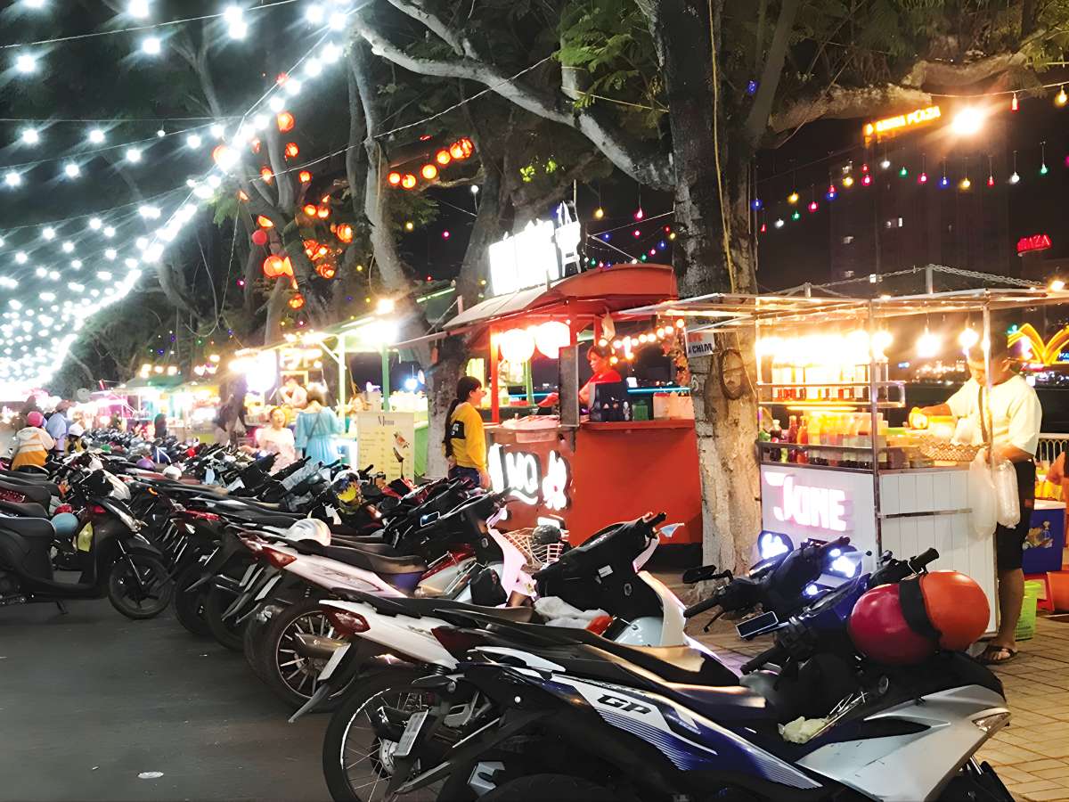 Khung giờ buổi tối tạo điều kiện lý tưởng để trải nghiệm trọn vẹn không khí chợ đêm.