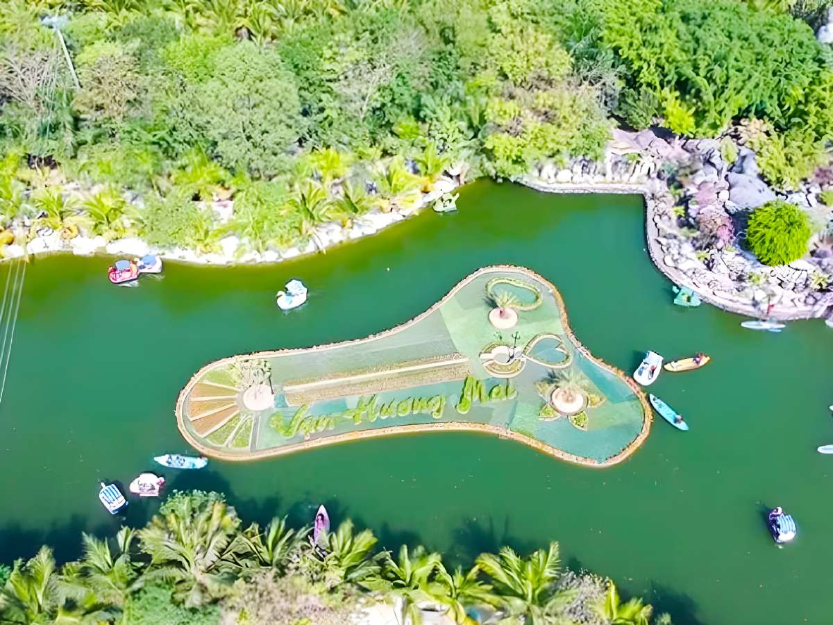 Mặt nước trung tâm khu du lịch Vạn Hương Mai tạo điểm nhấn cảnh quan xanh mát và thoáng đãng.