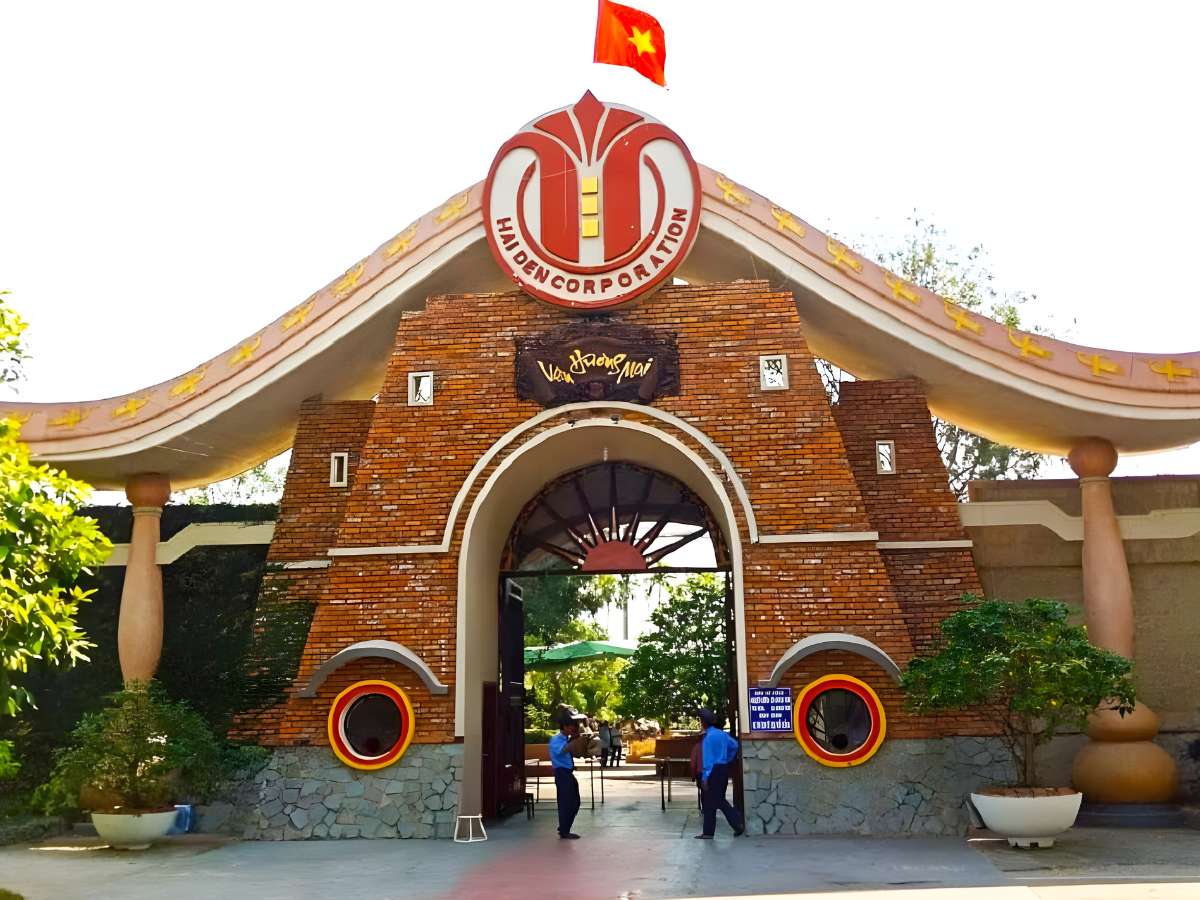 Không gian kiến trúc cổng và khuôn viên Vạn Hương Mai hài hòa giữa thiên nhiên và sinh hoạt du lịch.