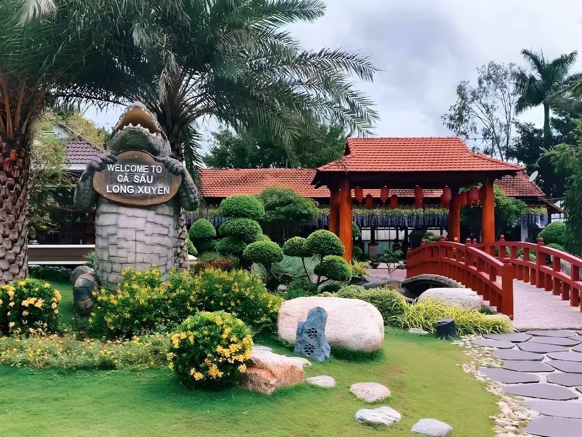 Trại cá sấu trở thành điểm dừng chân tạo dấu ấn riêng trong hành trình tham quan.