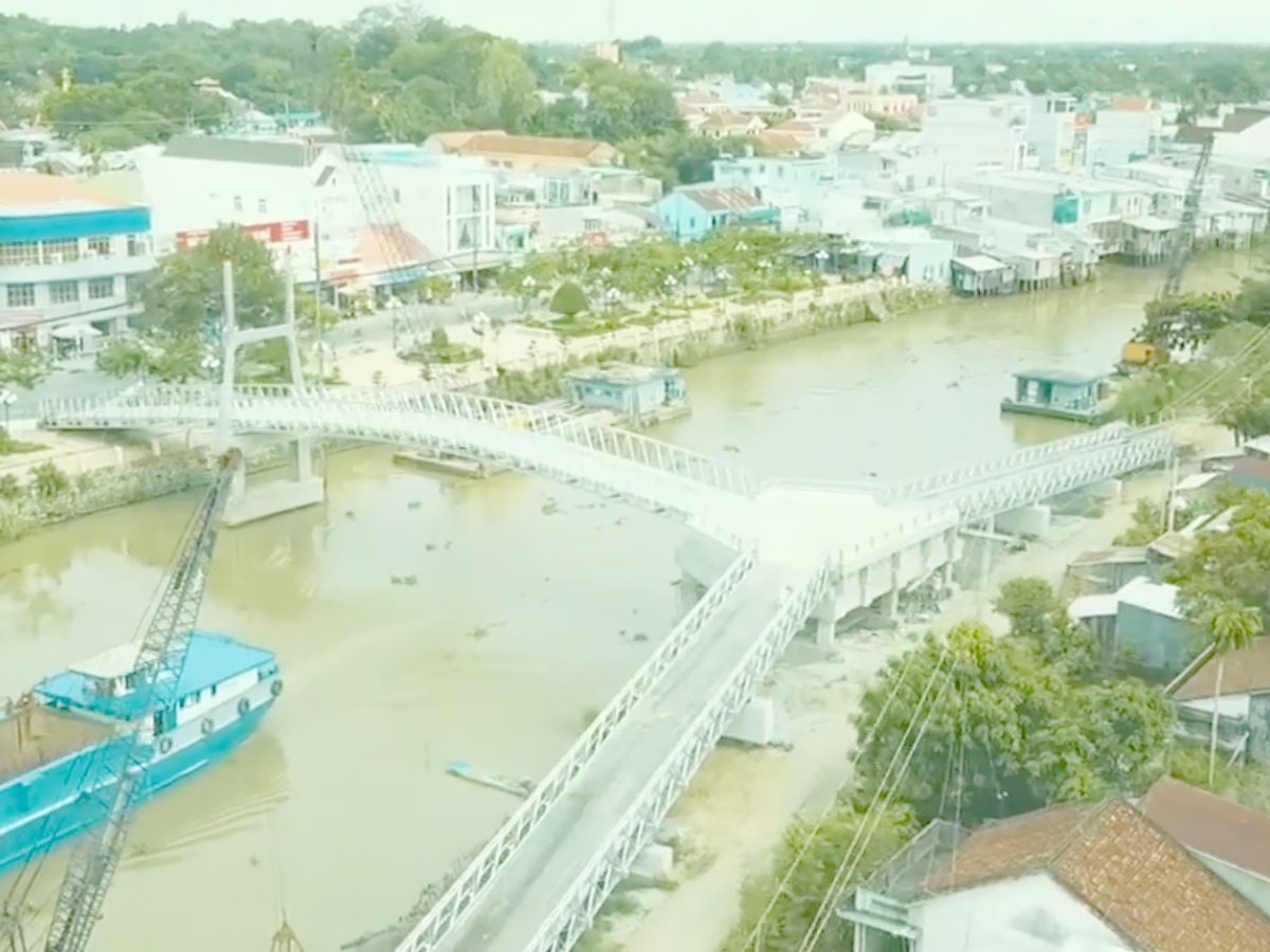 Tham quan cầu chữ Y vào sáng sớm hoặc chiều muộn để tận hưởng cảnh quan hài hòa.
