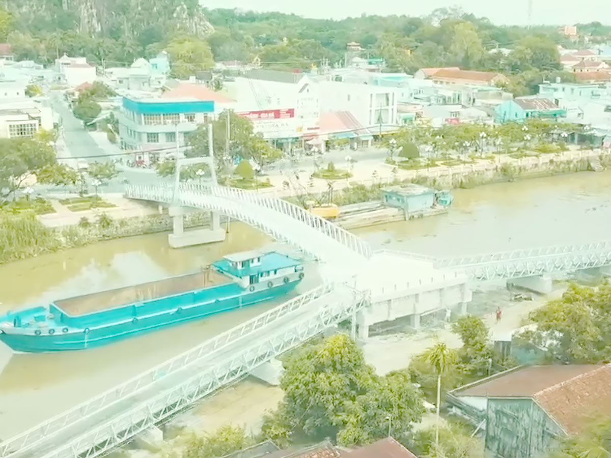Cầu chữ Y là điểm dừng chân linh hoạt, kết nối tham quan và ngắm cảnh trong ngày.