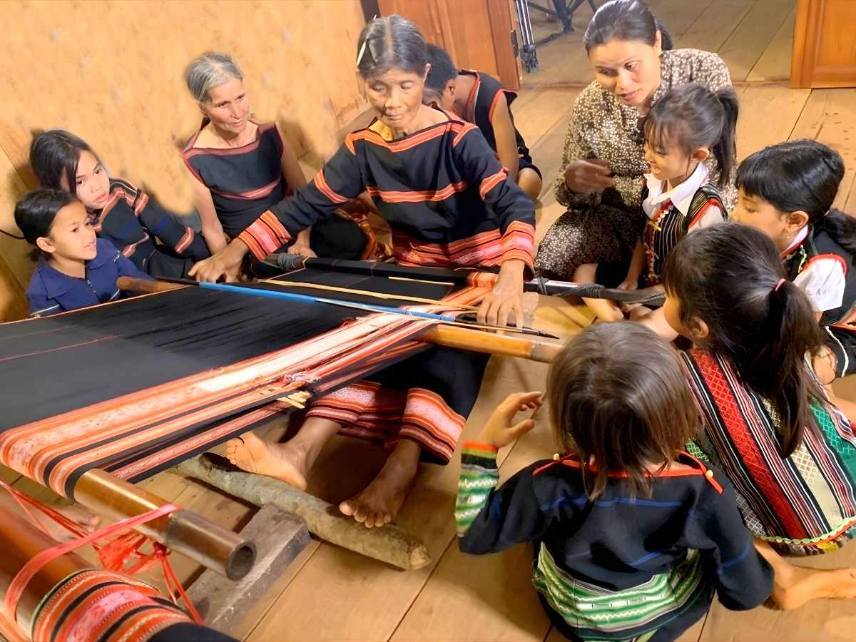 Tham quan làng dệt Châu Phong theo nhịp chậm giúp cảm nhận rõ giá trị văn hóa truyền thống.