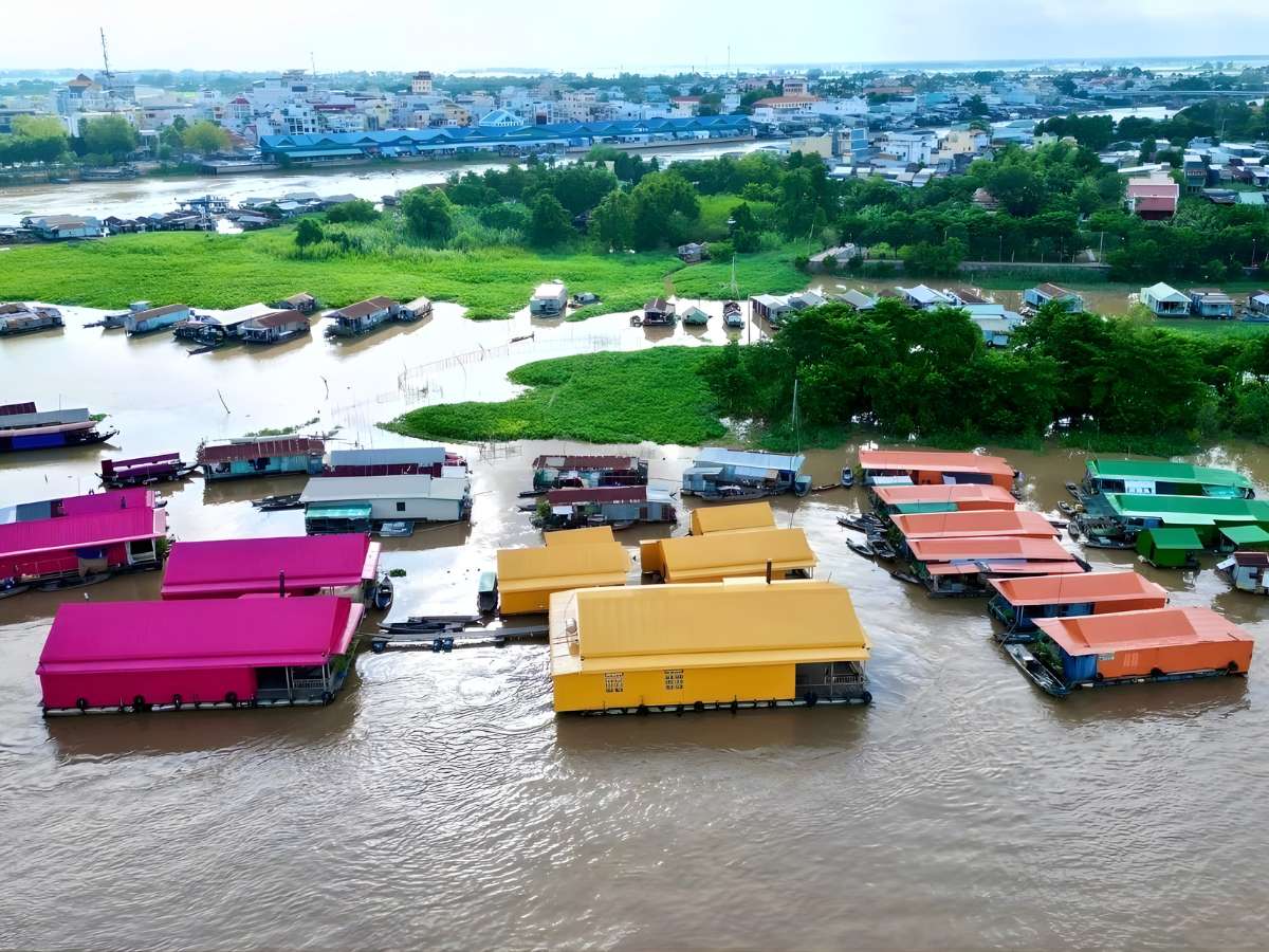 Không gian làng bè trở thành điểm tham quan tiêu biểu cho sinh hoạt sông nước Châu Đốc.