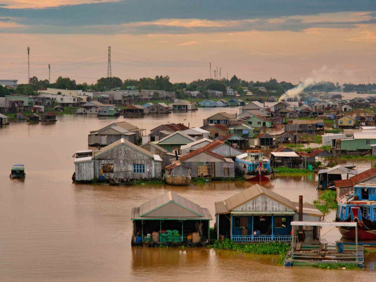 Tham quan làng bè bằng thuyền giúp cảm nhận nhịp sống sông nước một cách trọn vẹn.