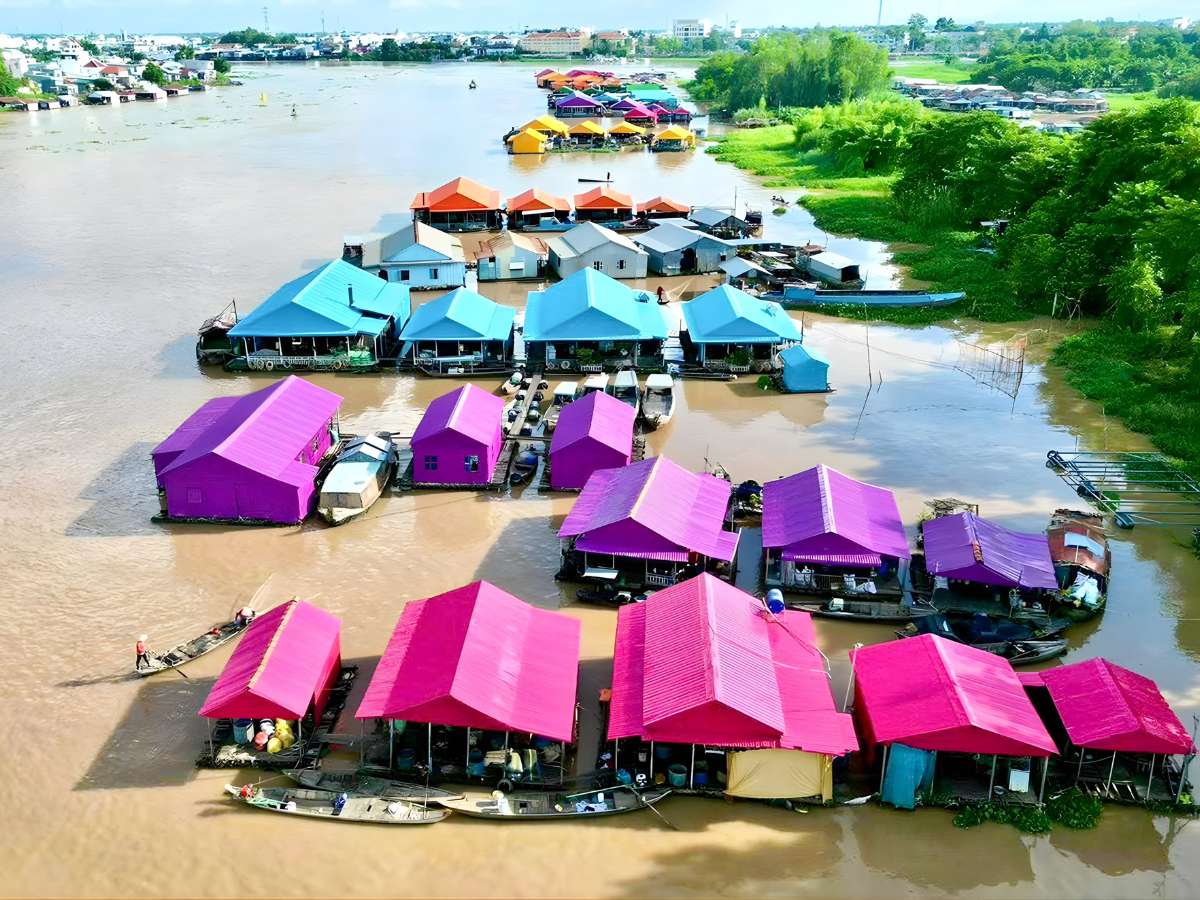 Làng bè Châu Đốc hình thành không gian sinh hoạt đặc trưng gắn liền dòng sông Hậu.